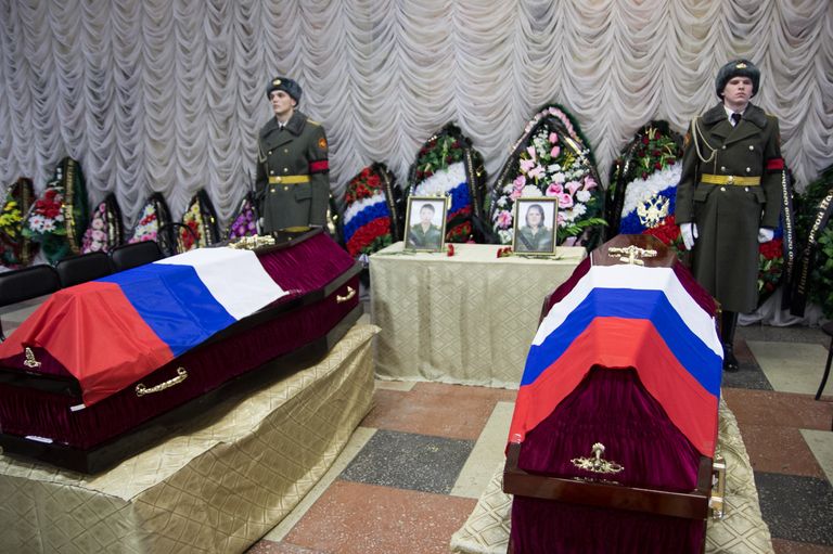 На церемонии прощания с погибшими в Сирии медсестрами в войсковой части Биробиджана На церемонии прощания с погибшими в Сирии медсестрами в войсковой части Биробиджана