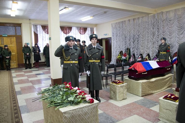 На церемонии прощания с погибшими в Сирии медсестрами в войсковой части Биробиджана