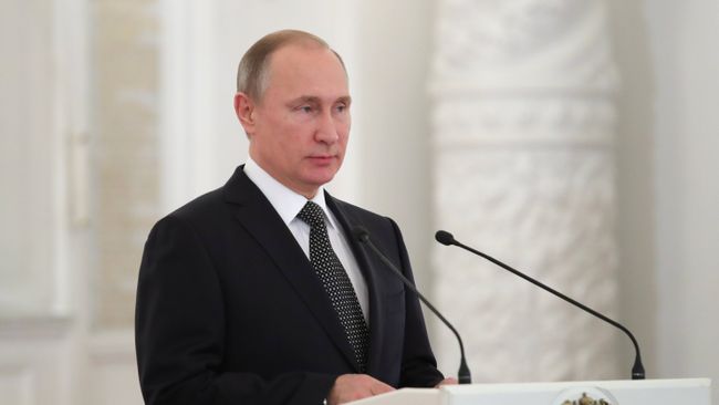 Президент РФ Владимир Путин во время ежегодного торжественного приёма в Кремле по случаю празднования Дня Героев Отечества. 9 декабря 2016 Президент РФ Владимир Путин во время ежегодного торжественного приёма в Кремле по случаю празднования Дня Героев Отечества. 9 декабря 2016