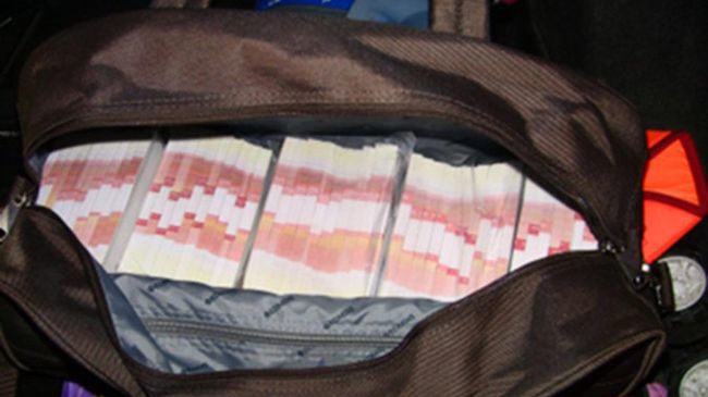 Муляж взятки 50 миллионов рублей, предназначавшийся для передачи начальнику 17-го отдела (Запад) РУСБ ГУСБ МВД России Юрию Тимченко Муляж взятки 50 миллионов рублей, предназначавшийся для передачи начальнику 17-го отдела (Запад) РУСБ ГУСБ МВД России Юрию Тимченко
