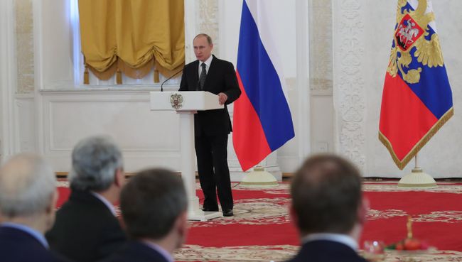 Президент РФ Владимир Путин во время ежегодного торжественного приёма в Кремле по случаю празднования Дня Героев Отечества. 9 декабря 2016 Президент РФ Владимир Путин во время ежегодного торжественного приёма в Кремле по случаю празднования Дня Героев Отечества. 9 декабря 2016