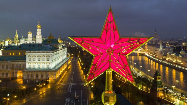 Звезда на Водовзводной башне Московского Кремля. Архивное фото Звезда на Водовзводной башне Московского Кремля. Архивное фото