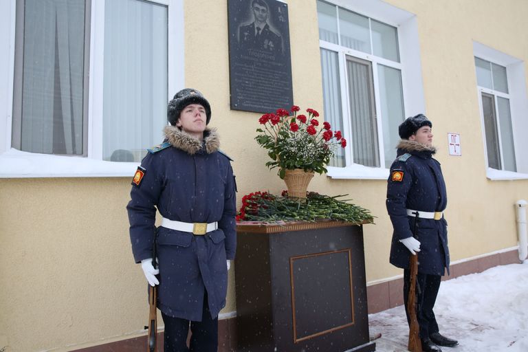 Торжественное возложение цветов к мемориальной доске Героя России Александра Прохоренко в Оренбургской области Торжественное возложение цветов к мемориальной доске Героя России Александра Прохоренко в Оренбургской области