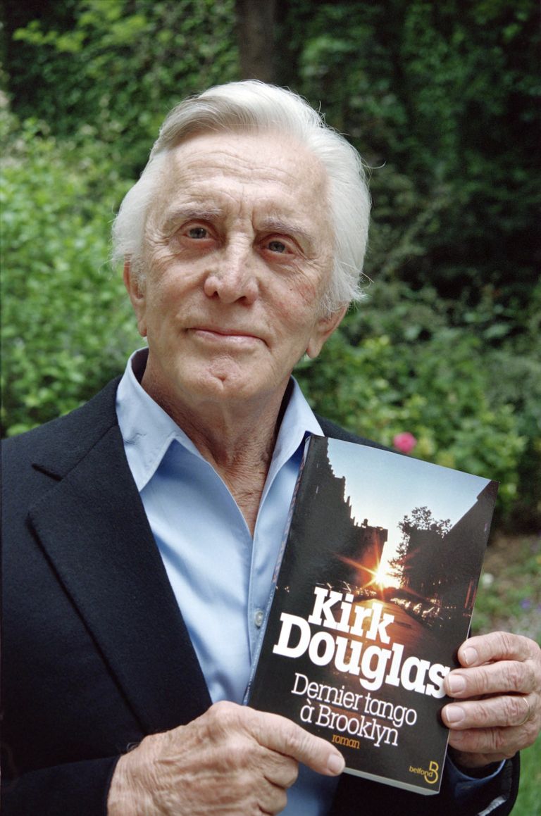 Американский актер Кирк Дуглас представляет свою книгу. 11 мая 1995, Париж Американский актер Кирк Дуглас представляет свою книгу. 11 мая 1995, Париж
