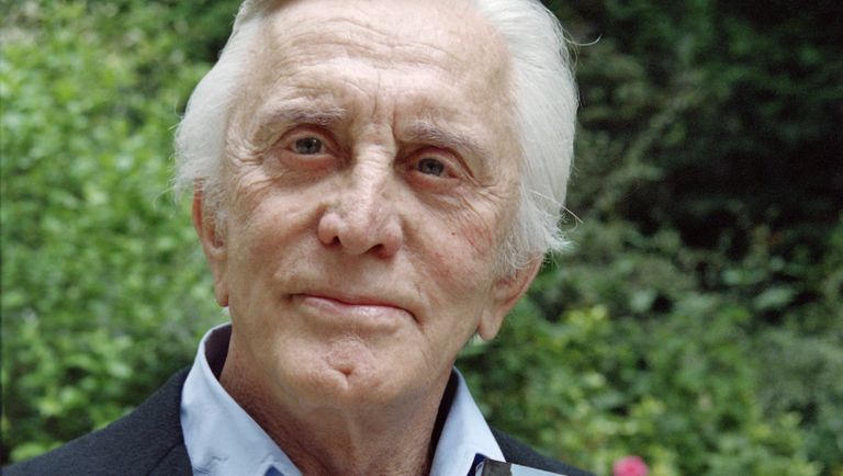 Американский актер Кирк Дуглас представляет свою книгу. 11 мая 1995, Париж Американский актер Кирк Дуглас представляет свою книгу. 11 мая 1995, Париж