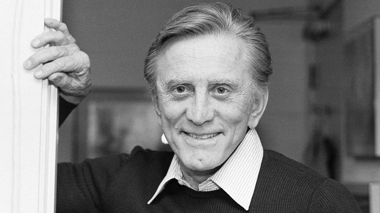 Актер Кирк Дуглас в Беверли-Хиллз, Калифорния. 16 ноября 1982 Актер Кирк Дуглас в Беверли-Хиллз, Калифорния. 16 ноября 1982