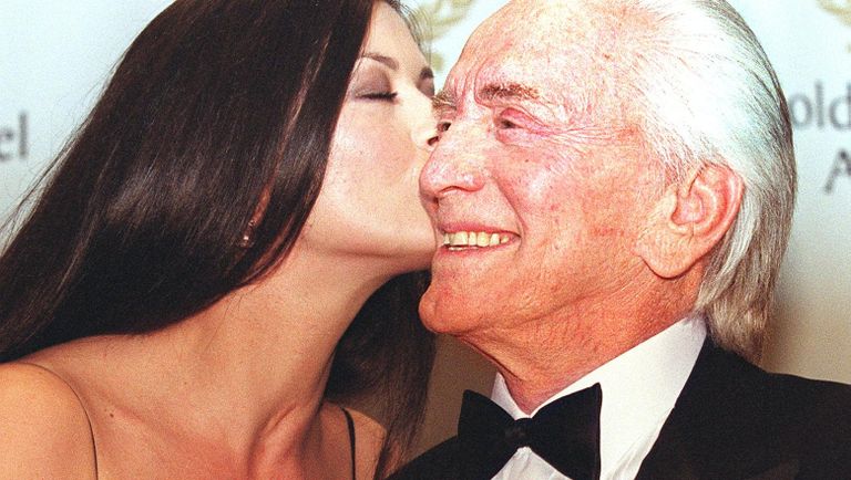 Актриса Кэтрин Зета-Джонс целует Кирка Дугласа на премии 12 Annual Golden Laurel Awards. 3 марта 2001 Актриса Кэтрин Зета-Джонс целует Кирка Дугласа на премии 12 Annual Golden Laurel Awards. 3 марта 2001