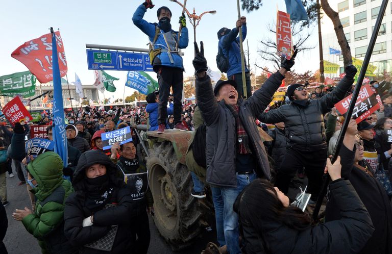 Митинг возле здания Национального собрания в Сеуле, Южная Корея Митинг возле здания Национального собрания в Сеуле, Южная Корея