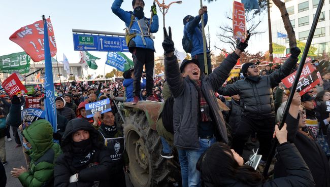 Митинг возле здания Национального собрания в Сеуле, Южная Корея Митинг возле здания Национального собрания в Сеуле, Южная Корея