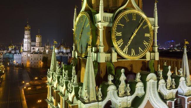 Часы на Спасской башне Московского Кремля. Архивное фото Часы на Спасской башне Московского Кремля. Архивное фото