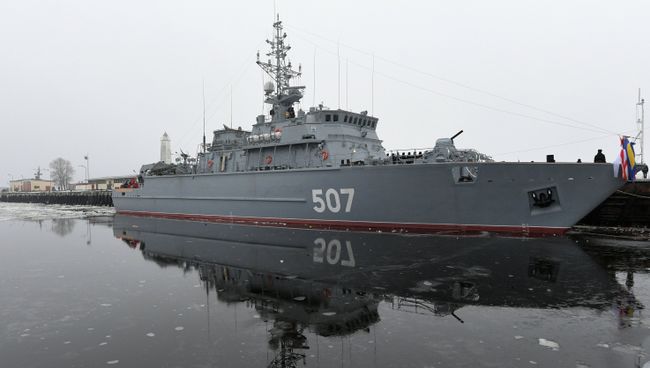 Церемония подъема флага на корабле противоминной обороны Александр Обухов в Санкт-Петербурге. 9 декабря 2016