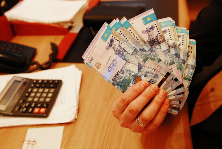 Казахстан ввел плавающий курс национальной валюты