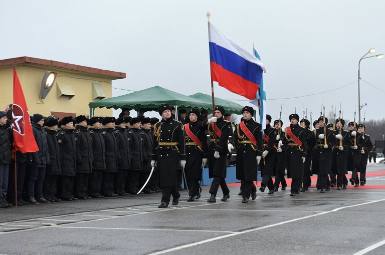 Церемония подъема флага на корабле противоминной обороны Александр Обухов в Санкт-Петербурге