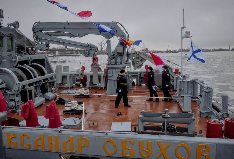 Церемония подъема флага на корабле противоминной обороны Александр Обухов в Санкт-Петербурге