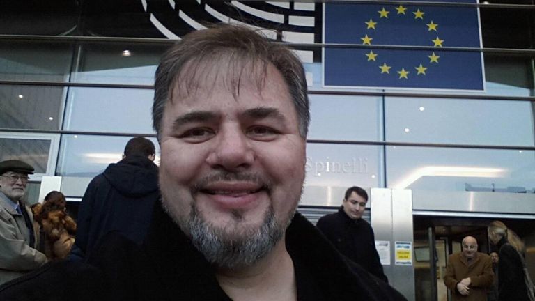 Руслан Коцаба около здания Европарламента. Декабрь 2016 года 