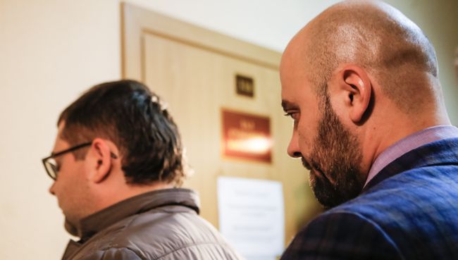 Предприниматели Константин Марченко (слева) и Сергей Зиновенко, обвиняемые в посредничестве в получении взятки сотрудником управления собственной безопасности МВД России Юрием Тимченко, в Смольницком суде Санкт-Петербурга. Архивное фотом суде Санкт-Петербурга Предприниматели Константин Марченко (слева) и Сергей Зиновенко, обвиняемые в посредничестве в получении взятки сотрудником управления собственной безопасности МВД России Юрием Тимченко, в Смольницком суде Санкт-Петербурга. Архивное фотом суде Санкт-Петербурга