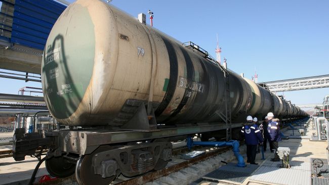 Цистерна с нефтью Цистерна с нефтью