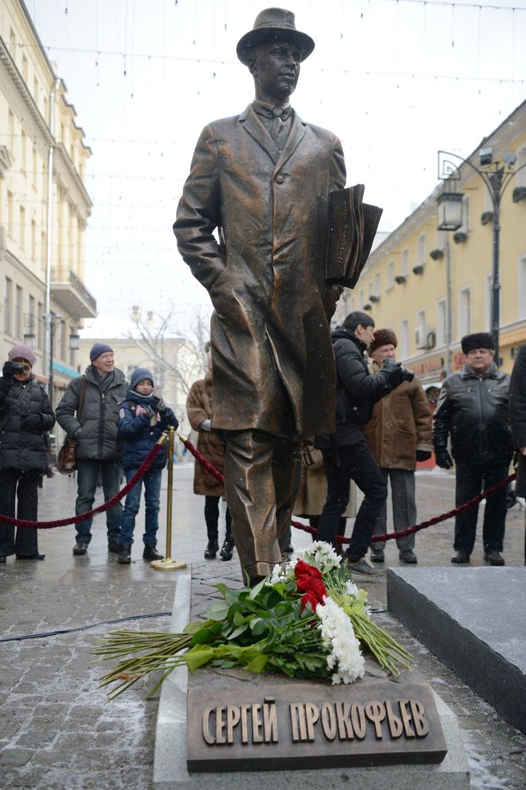 Церемония открытия памятника Сергею Прокофьеву в Камергерском переулке к 125-летию композитора.