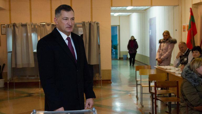 Председатель правительства Приднестровья Павел Прокудин во время голосования на выборах президента Приднестровья Председатель правительства Приднестровья Павел Прокудин во время голосования на выборах президента Приднестровья