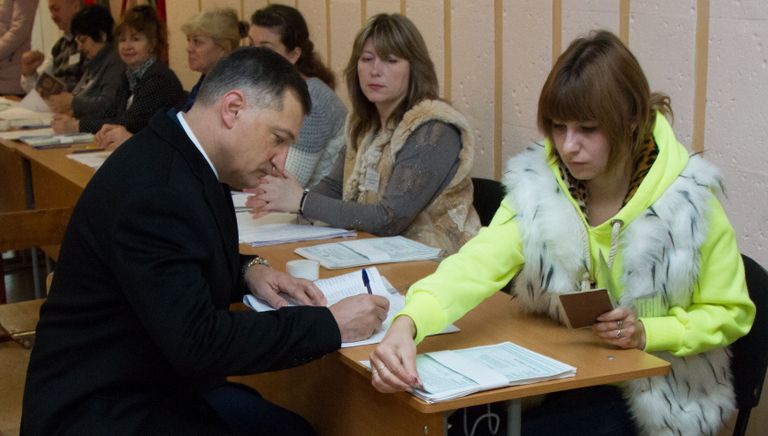 Председатель правительства Приднестровья Павел Прокудин во время голосования на выборах президента Приднестровья Председатель правительства Приднестровья Павел Прокудин во время голосования на выборах президента Приднестровья