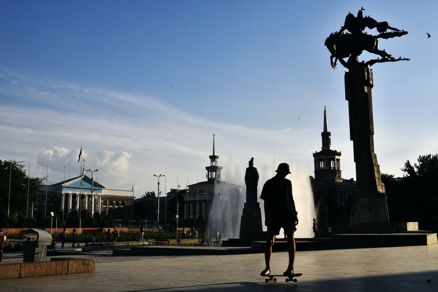 Памятник Манасу между зданиями Мэрии города Бишкек и Национальной Филармонией Кыргызстана Памятник Манасу между зданиями Мэрии города Бишкек и Национальной Филармонией Кыргызстана