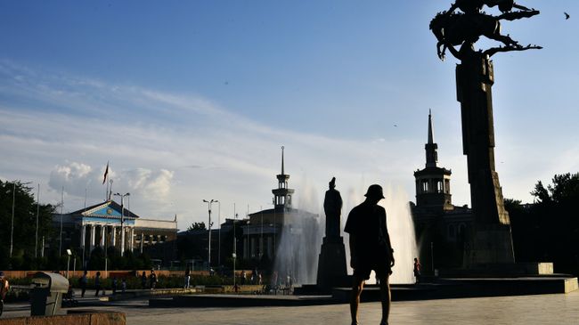 Памятник Манасу между зданиями Мэрии города Бишкек и Национальной Филармонией Кыргызстана. Архивное фото Памятник Манасу между зданиями Мэрии города Бишкек и Национальной Филармонией Кыргызстана. Архивное фото