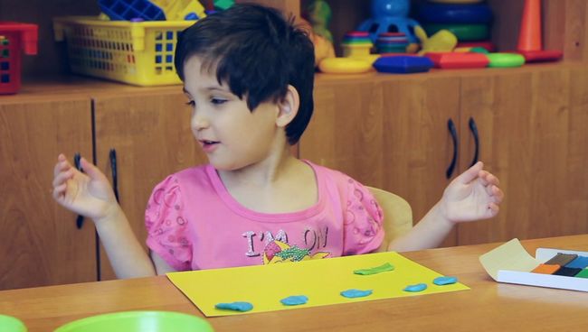 Фатима, 6 лет. Умеет делать чудесные картины из пластилина