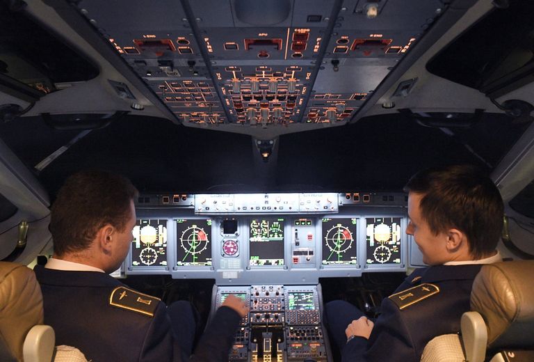 Участники конкурса пилотирования пассажирского самолета Sukhoi Superjet 100
