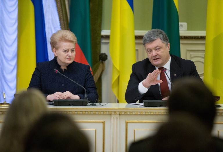 Президент Украины Петр Порошенко и президент Литвы Даля Грибаускайте во время подписания совместных документов в Киеве. 12 декабря 2016 Президент Украины Петр Порошенко и президент Литвы Даля Грибаускайте во время подписания совместных документов в Киеве. 12 декабря 2016