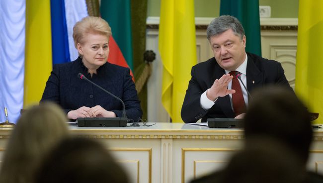 Президент Украины Петр Порошенко и президент Литвы Даля Грибаускайте во время подписания совместных документов в Киеве. 12 декабря 2016 Президент Украины Петр Порошенко и президент Литвы Даля Грибаускайте во время подписания совместных документов в Киеве. 12 декабря 2016
