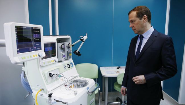 Председатель правительства РФ Дмитрий Медведев во время посещения перинатального центра в Оренбурге. 12 декабря 2016 Председатель правительства РФ Дмитрий Медведев во время посещения перинатального центра в Оренбурге. 12 декабря 2016