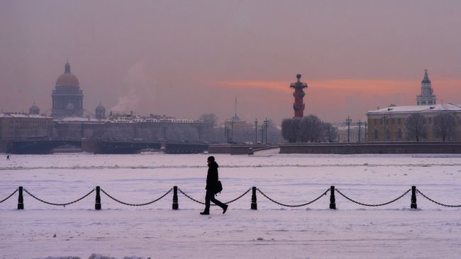 Вид на Исаакиевский собор (слева) и Стрелку Васильевского острова. Архивное фото Вид на Исаакиевский собор (слева) и Стрелку Васильевского острова. Архивное фото