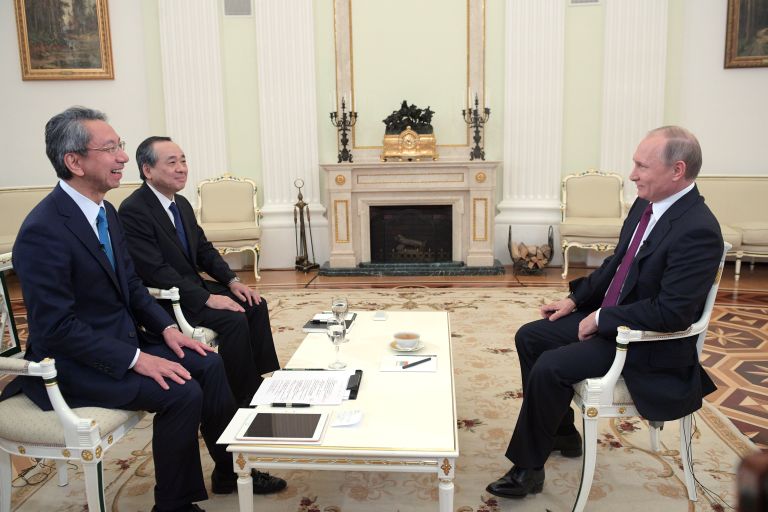 Президент РФ Владимир Путин во время интервью в Кремле телекомпании Ниппон и газете Иомиури. 7 декабря 2016 Президент РФ Владимир Путин во время интервью в Кремле телекомпании Ниппон и газете Иомиури. 7 декабря 2016