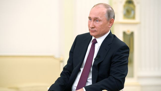 Президент РФ Владимир Путин во время интервью в Кремле телекомпании Ниппон и газете Иомиури. 7 декабря 2016