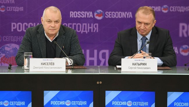 Генеральный директор МИА Россия сегодня Дмитрий Киселев и президент Торгово-промышленной палаты РФ Сергей Катырин на пресс-конференции Информация как важнейшее условие развития бизнеса в России