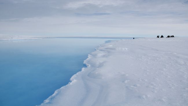 Кратер в леднике короля Бодуэна, заполненный талой водой