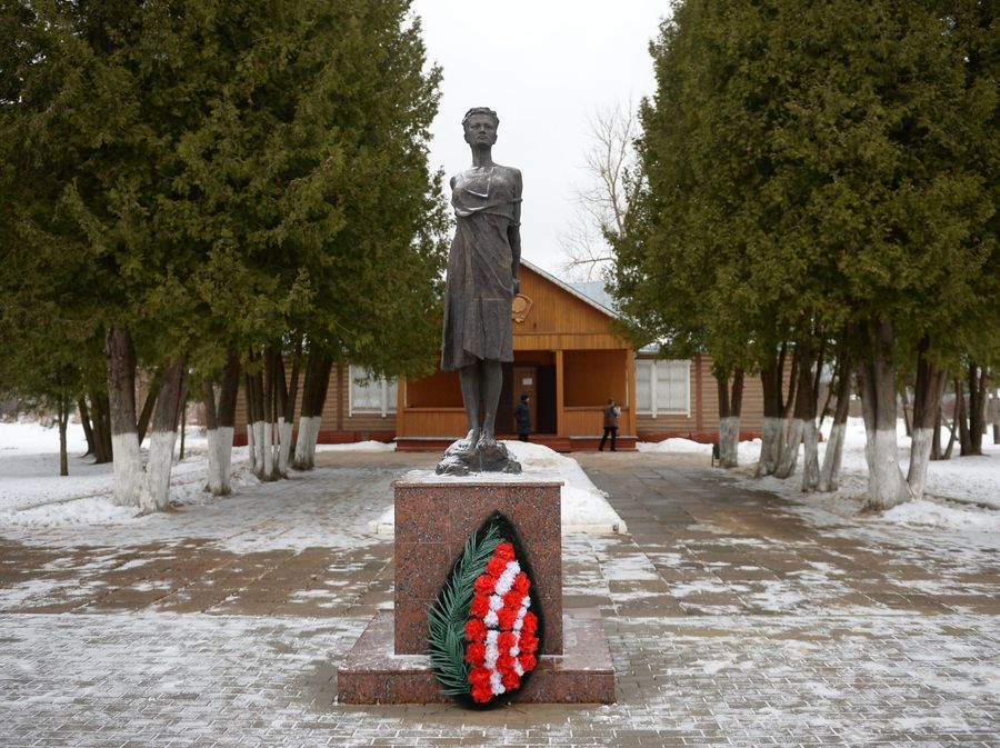Памятник перед музеем Зои Космодемьянской в подмосковном селе Петрищево Памятник перед музеем Зои Космодемьянской в подмосковном селе Петрищево