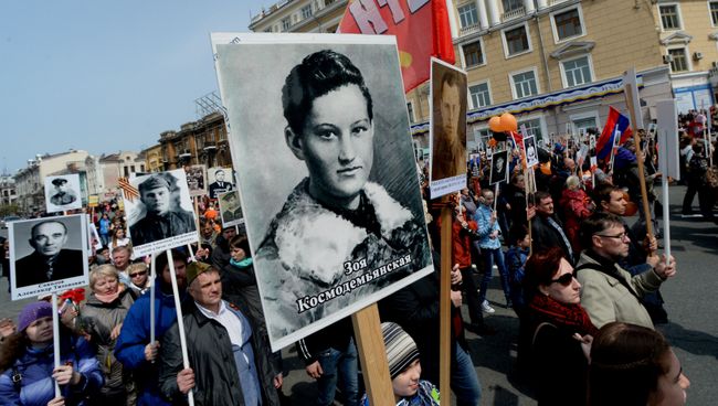 Участники акции Бессмертный полк во время шествия по улицам Владивостока. Архивное фото Участники акции Бессмертный полк во время шествия по улицам Владивостока. Архивное фото