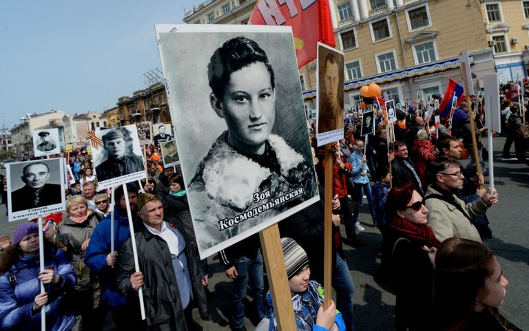 Участники акции Бессмертный полк во время шествия по улицам Владивостока Участники акции Бессмертный полк во время шествия по улицам Владивостока