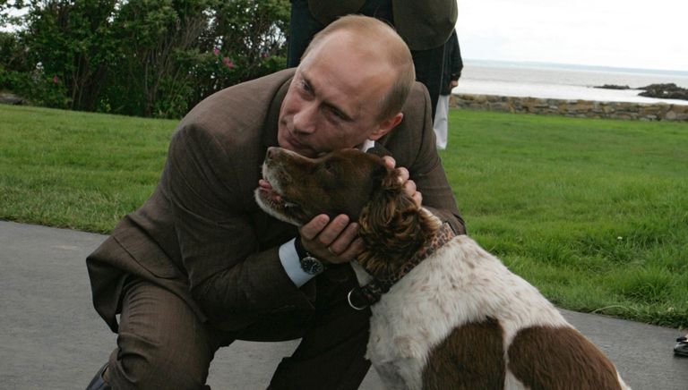 Президент России Владимир Путин и бывший президент США Джордж Буш-старший во время встречи в семейном поместье Бушей Уокерс Пойнт под Кеннебанкпортом в штате Мэ Президент России Владимир Путин и бывший президент США Джордж Буш-старший во время встречи в семейном поместье Бушей Уокерс Пойнт под Кеннебанкпортом в штате Мэ