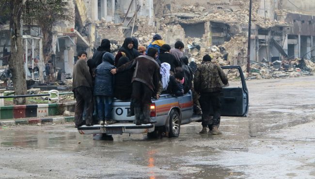Жители в освобожденном квартале восточного Алеппо. 13 декабря 2016 Жители в освобожденном квартале восточного Алеппо. 13 декабря 2016