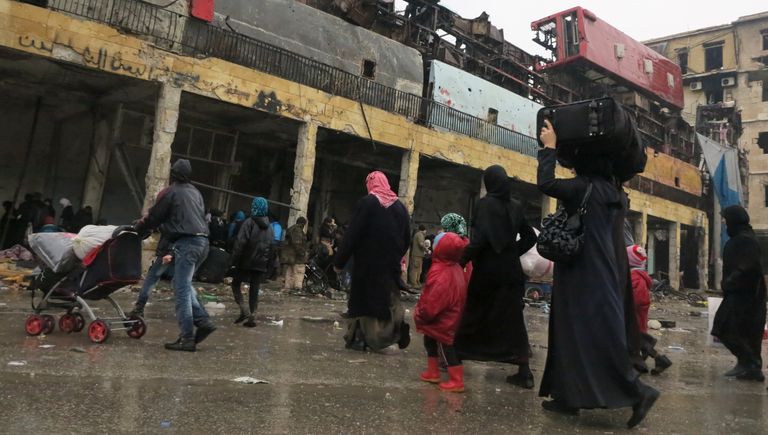 Беженцы в освобожденном квартале восточного Алеппо