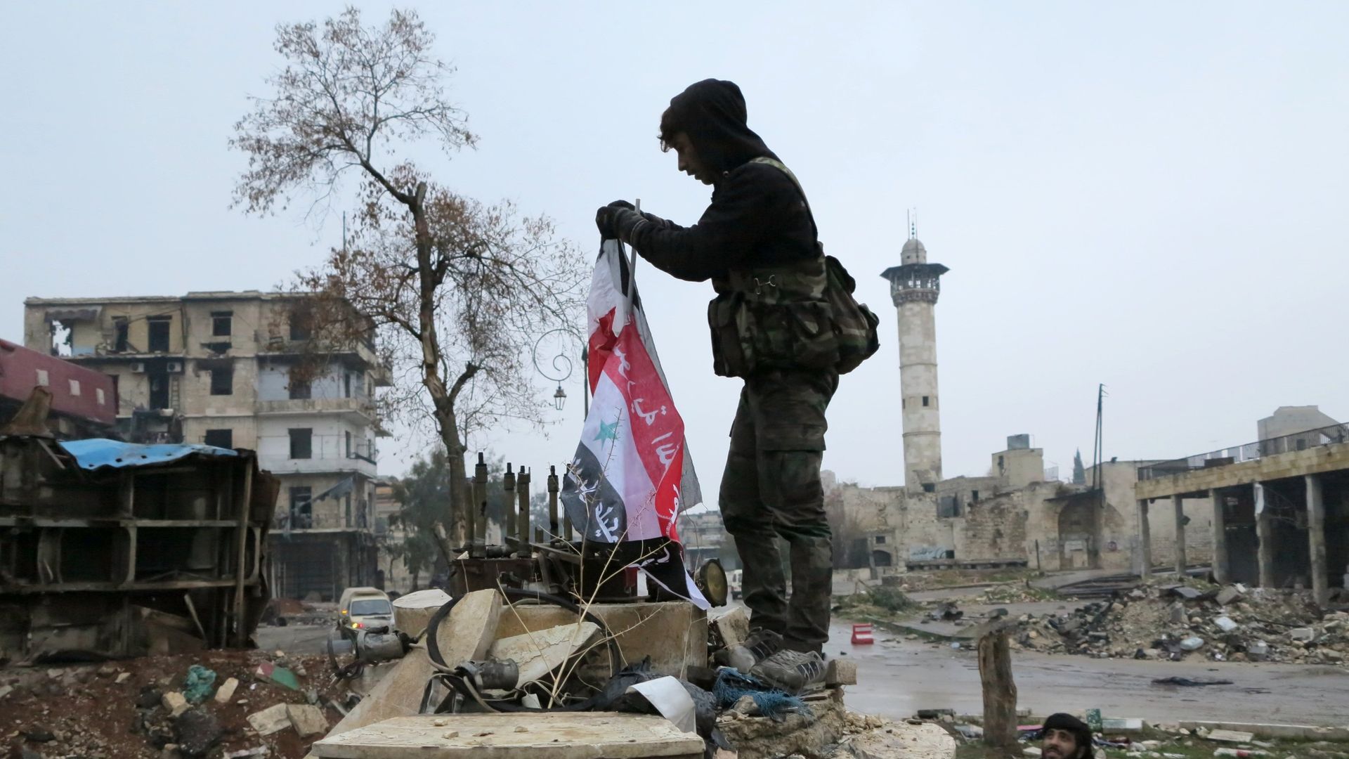 Сирийские военнослужащие в освобожденном квартале восточного Алеппо Сирийские военнослужащие в освобожденном квартале восточного Алеппо - РИА Новости, 1920, 21.03.2021
