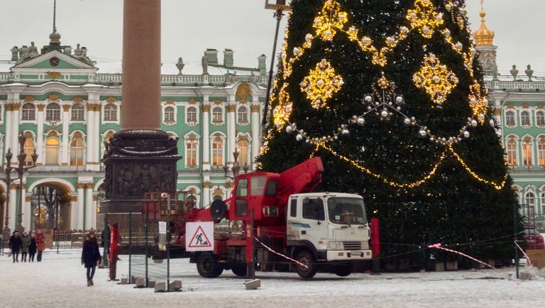 Заключительный монтаж и пробное включение подсветки новогодней елки на Дворцовой площади в Санкт-Петербурге Заключительный монтаж и пробное включение подсветки новогодней елки на Дворцовой площади в Санкт-Петербурге