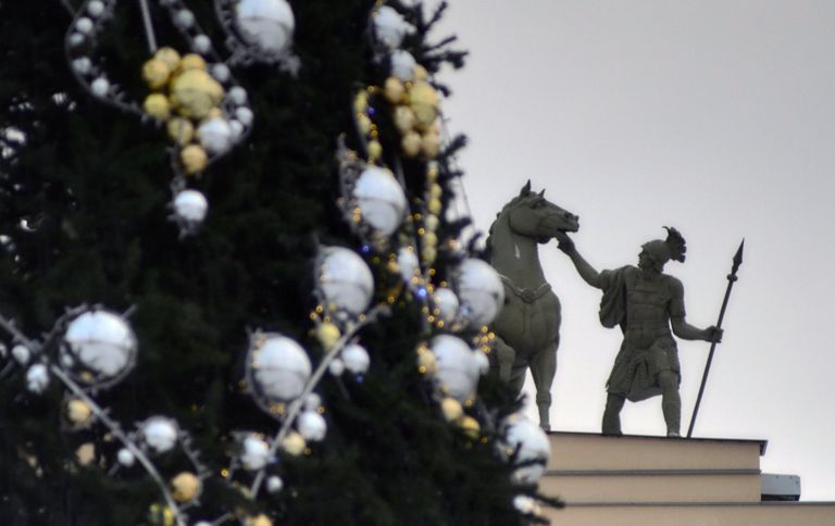 Новогодняя елка и скульптура Колесница Славы, венчающая арку Главного штаба на Дворцовой площади в Санкт-Петербурге Новогодняя елка и скульптура Колесница Славы, венчающая арку Главного штаба на Дворцовой площади в Санкт-Петербурге