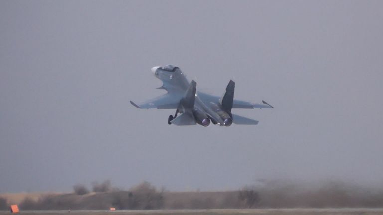 Истребители Су-30СМ в небе над Крымом. Кадры тренировочного полета