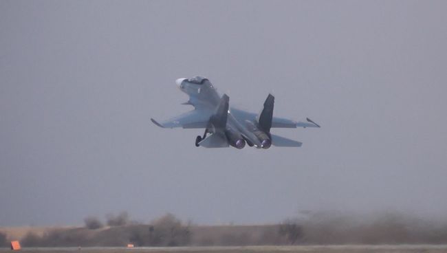 Новейшие истребители Су-30СМ в небе над Крымом. Кадры тренировочного полета Новейшие истребители Су-30СМ в небе над Крымом. Кадры тренировочного полета