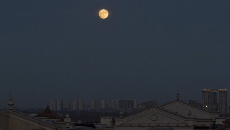 Суперлуние в Пекине, Китай Суперлуние в Пекине, Китай