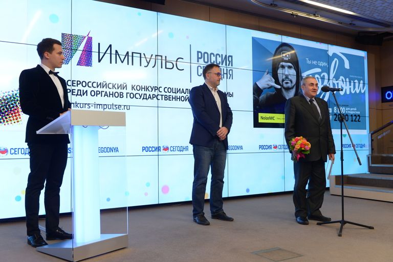 Генеральный директор РИА ФедералПресс Иван Еремин и призер в номинации Лучшая наружная реклама - представитель министерства социального развития Новосибирской области Генеральный директор РИА ФедералПресс Иван Еремин и призер в номинации Лучшая наружная реклама - представитель министерства социального развития Новосибирской области