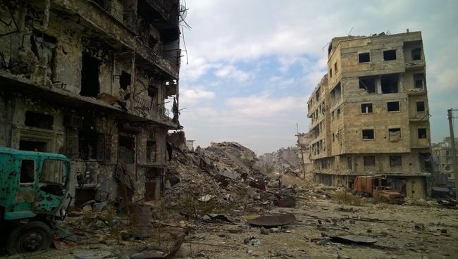 Здания, разрушенные в ходе боевых действий между правительственными войсками и боевиками в одном из районов восточной части сирийского Аллепо. Архивное фото Здания, разрушенные в ходе боевых действий между правительственными войсками и боевиками в одном из районов восточной части сирийского Аллепо. Архивное фото